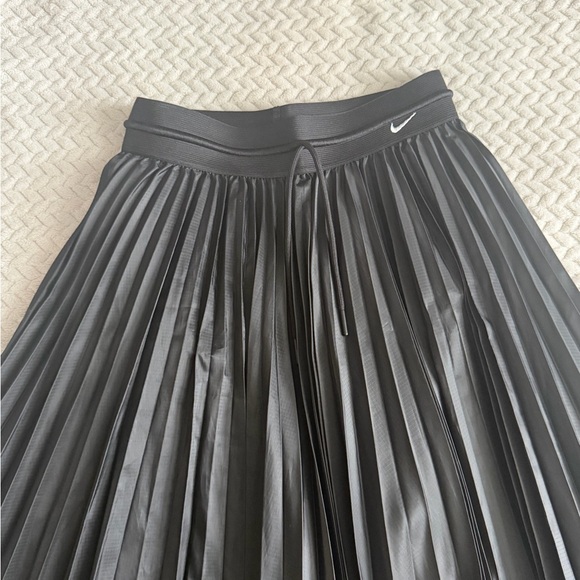 Nike Women's Black Pleated A-Line Skirt - Picture 4 of 4